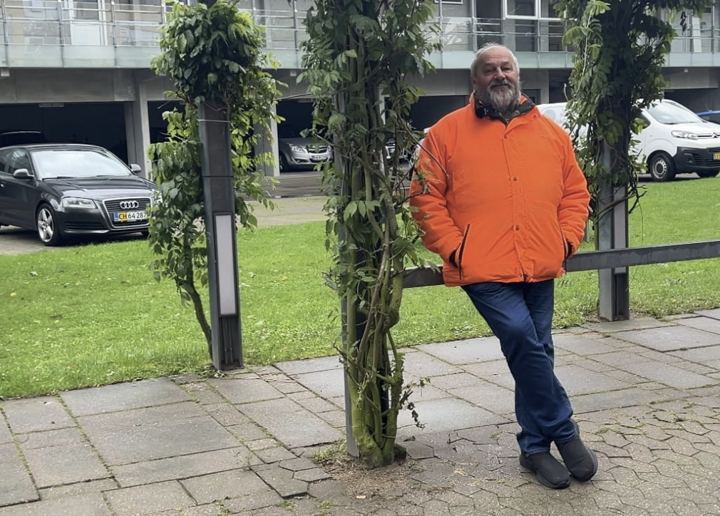 Ib-René Kruse venter på, at Verner dukker op til deres faste tirsdagsaftale. Foto: Anders Susgaard.